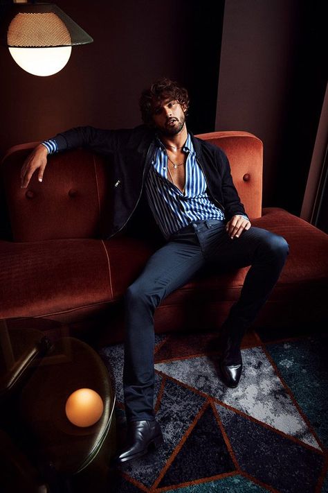 Muscular Men Fashion Suits, Male Singer Photoshoot, Men Fashion Photoshoot, Male Portrait Poses, Marlon Teixeira, Mens Photoshoot Poses, Male Models Poses, Portrait Photography Men, 남자 몸