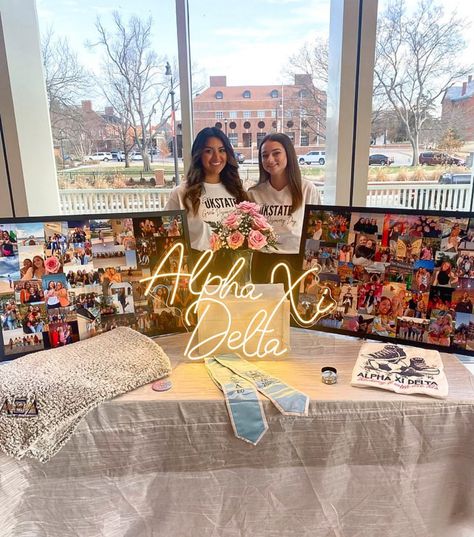 Sorority Tabling Display, Sorority Recruitment Room Decorations, Cob Event Ideas Sorority, Sorority Tabling Ideas, Tabling Ideas Recruitment, Sorority Table Display, Sorority Recruitment Decor, Sorority Tabling, Tabling Ideas