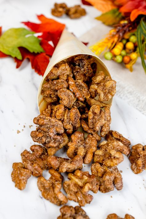 Candied Walnuts Recipe, Easy Food Gifts, Candied Walnut Recipe, Spiced Walnuts, Walnuts Recipe, Recipe Air Fryer, Air Fryer Recipes Snacks, Walnut Recipes, Ginger Nut