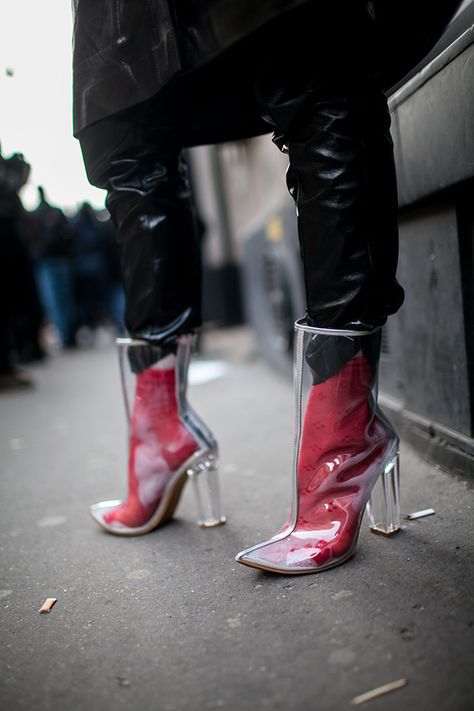 clear-shoes-street-style Clear Shoes, Giovanna Battaglia, Paris Fashion Week Street Style, Street Fashion Photography, Clear Heels, Fashion Photography Editorial, Pinterest Fashion, Carrie Bradshaw, Shoe Obsession