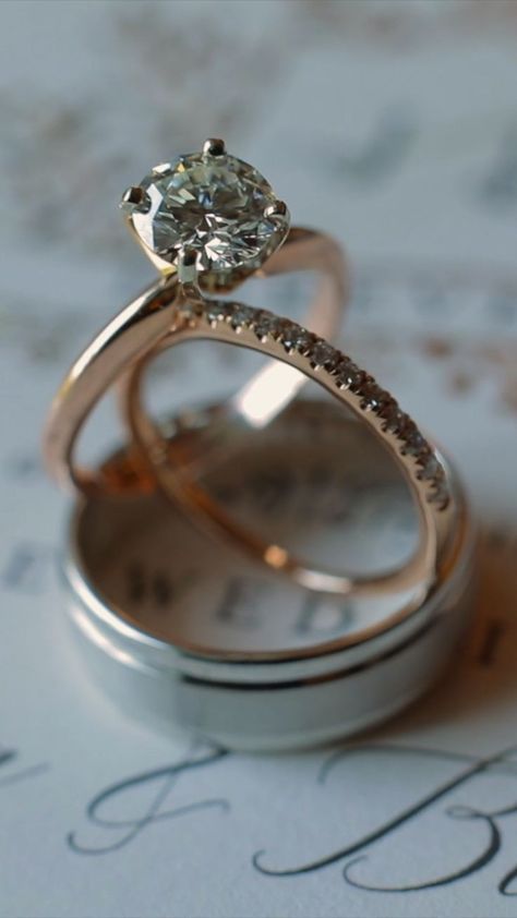 Wedding Rings Video, Engagement Rings Videos, Wedding Ring Gif, Pretty Wedding Rings, خواتم خطوبة, Wedding Ring Photography, Pink Diamonds Engagement, Wedding Ring Shots, Wedding Ring Pictures