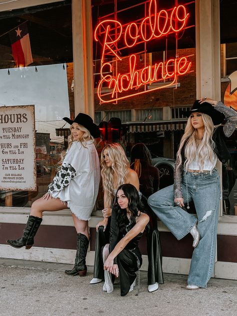 Western Influencer Photography, Cowgirl Group Photoshoot, Nashville Attire, Lulu Aesthetic, Western Vogue, Retro Western Aesthetic, Western Photoshoot Ideas, Western Shoot, Outfit Vaquero