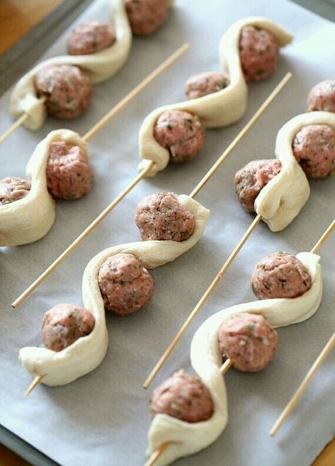 معجنات Meatball Subs On A Stick, Canapes Christmas, Party Fingerfood, Meatball Sub, Fest Mad, Fingerfood Party, Decorações Com Comidas, Meatball Subs, Superbowl Snacks