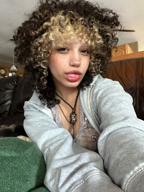 Curly Hair With Streaks Of Color, Bleached Curly Hair Black Women, Curly Hair Streak Of Color, Curly Short Hair Dye Ideas, Bleached Streaks Curly Hair, Curly Blonde Peekaboo, Bleached Bangs Curly Hair, Curly Hair Bleached Tips, Blonde Peekaboo Curly Hair