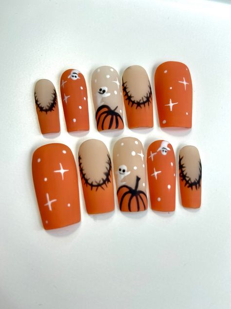 ✨ITS OFFICIAL THE MONTH OF HALLOWEEN INFO for the set in the photo:  Size: Medium Length: Medium Price: $55 Nail Info, Ongles Halloween, Scarecrows Nails, Pumpkin Nail Art, Nail Art Halloween, Halloween Manicure, Halloween Nails Easy, Makeover Bedroom, Pumpkin Nails