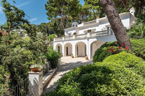 Historic Villa in the Heart of Capri, Steps From the Famous Via Camerelle — Francis York Villa Di Lusso, Home Cocktail Bar, Capri Italy, Spanish Style Homes, Luxury Destinations, Texas Real Estate, Rishikesh, Contemporary Landscape, Brigitte Bardot