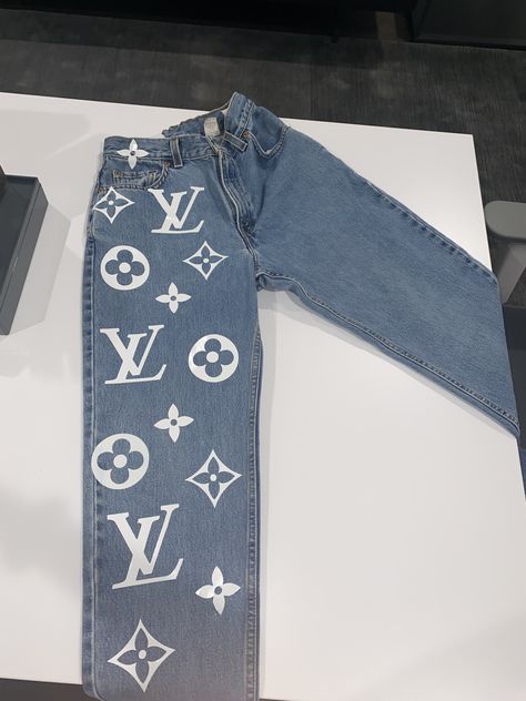 HTV cricut, Silhouette Curio, vintage levis Cute Jeans Custom, Cricut Jeans Ideas, Cricut Jeans, Htv On Jeans, Customised Jeans Aesthetic, Custom Denim Jeans, Lv Pants Diy, Custom Outfits, Custom Pants Ideas