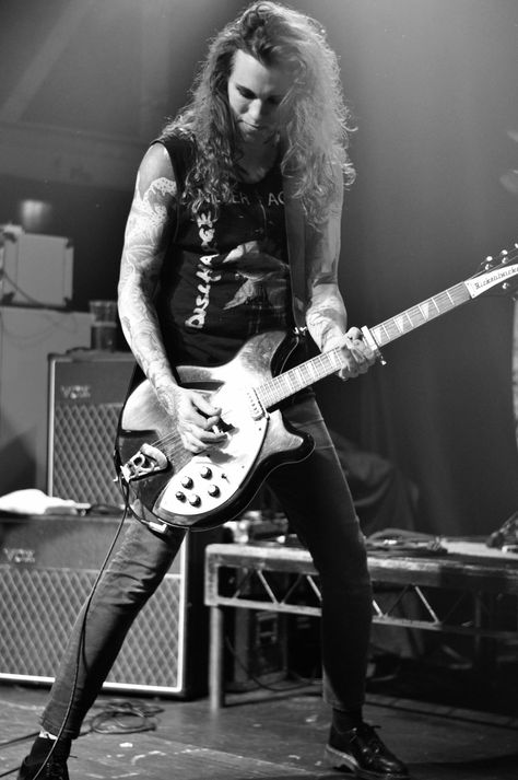 Laura Jane Grace Laura Jane Grace, Roll Photography, Laura Jane, Wall Pics, Michael Cera, Women Of Rock, Music Pics, Female Guitarist, Music Pictures