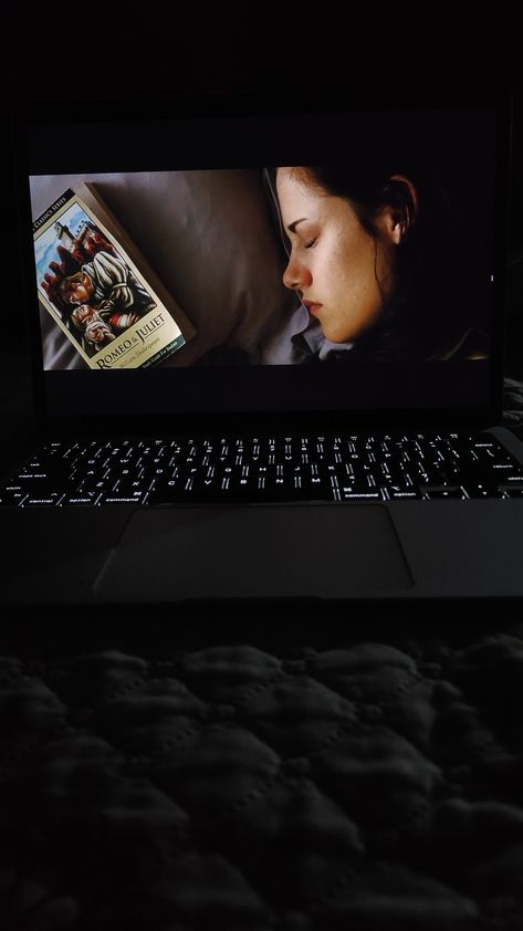 Reading Twilight Aesthetic, Watching Twilight Aesthetic, Watching Series Aesthetic, Couple Watching Movie Aesthetic, Twilight Movie Aesthetic, Twilight New Moon Aesthetic, Troy Aesthetic, Watching Twilight, Watching Movies Aesthetic