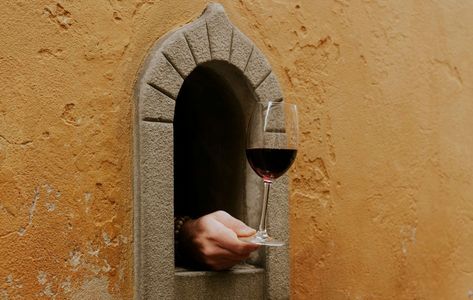 A Turning Point: Florence's 'Wine Windows' Offering You a Glass as You Stroll. Here's Where to Find Them. Florence City, Tuscan Recipes, Traditional Windows, Pub Food, Wine Opener, Small Windows, Through The Window, Best Beer, Florence