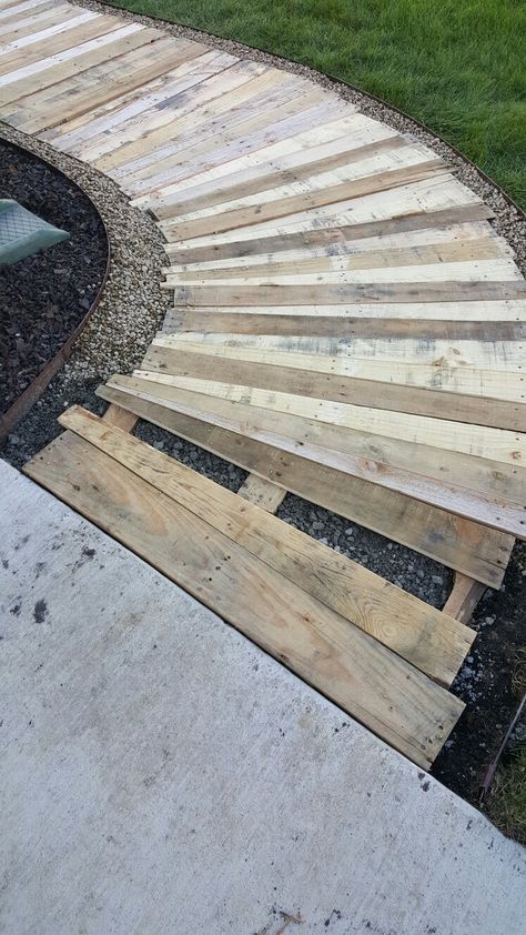 Diy Pathway Ideas Walkways Pallet Wood, Wooden Plank Walkway, Wood Walkways Paths Diy, Pallet Pathway Ideas, Wood Sidewalk, Cheap Walkway Ideas Diy, Pallet Walkway, Wood Pathway, Wood Walkway