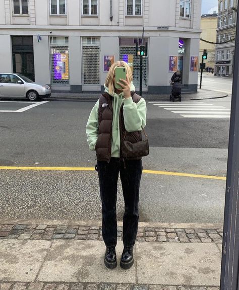 Trendy Instagram Outfits, Mode Indie, Cold Day Outfits, Ny Outfits, Cold Outfits, Rainy Day Outfit, Streetwear Outfit, Winter Fashion Outfits, Western Outfits