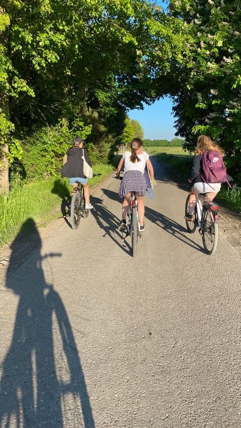 Friends Doing Fun Things Aesthetic, Summer To Do Aesthetic, Summer Bike Ride Aesthetic Friends, Wholesome Activities Aesthetic, Bike Friends Aesthetic, Summer Activities Pictures, Aesthetic Holiday Pictures With Friends, Bike Rides Summer, Spring With Friends Aesthetic