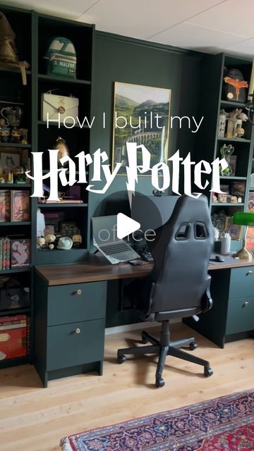 Jennifer | MAGICAL MISCHIEF ϟ - Harry Potter content creator on Instagram: "How I built my Slytherin office! 🐍  The most questions I get about my room are the paint color and where the wallpaper is from so I figured I’d make a video showing how I managed to create this room. It took about 3 months of planning, researching and building it, and even longer to find all the right furniture and decor. Most of the decor is bought second hand, and the gallery wall mostly consists of photos I’ve taken myself (which can be found in the link in my bio).  I’ve just started the renovation of ANOTHER Harry Potter room, this time it’s a ravenclaw common room style nursery! Make sure to hit the follow button to follow along the process 🦅  #harrypotter #slytherin #slytherinpride #slytherinaesthetic #har Harry Potter Dining Room Decor, Harry Potter Aesthetic Office, Hunter Room Ideas, Harry Potter Painted Furniture, Lego Office Ideas, Harry Potter Reading Room, Harry Potter Library Aesthetic, Slytherin Living Room, Harry Potter Library Ideas