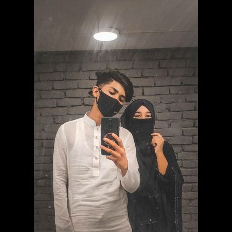 Couple Real Pic Hide Face, Real Couple Dpz, Couple Hidden Face Pics, Couples Hidden Face Pics, Celebrity Children, Bff Photography, Bridal Anklet, Pakistani Women, Couples Hugging