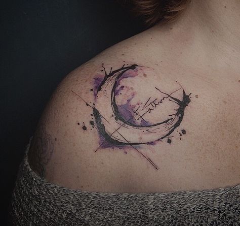 Tattooer_Nadi Watercolor Moon Tattoo, Moon Tattoo Designs, Geniale Tattoos, Shoulder Tattoos For Women, 1 Tattoo, Great Tattoos, Cover Up Tattoos, Nature Tattoos, Trendy Tattoos