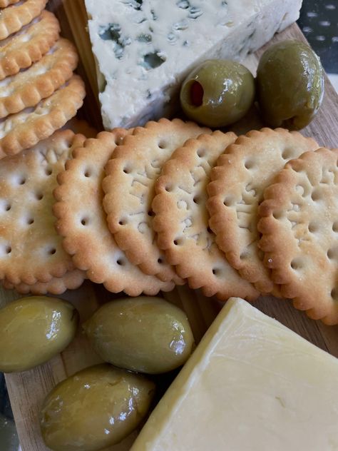 Crackers Aesthetic, Olive Crackers, Fav Food, 5 Senses, Cheese Crackers, Cheese Recipes, Let Them Eat Cake, Charcuterie Board, Eat Cake