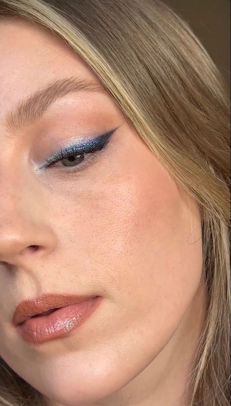 Blue Bridesmaids Makeup, Party Makeup Looks Blue Eyes, Subtle Light Blue Makeup Looks, Cute Makeup Looks Blue Eyes, Blue Y2k Makeup Looks, Subtle Colored Eyeliner, Casual Blue Eyeshadow, Natural Blue Eye Makeup, Prom Makeup Light Blue