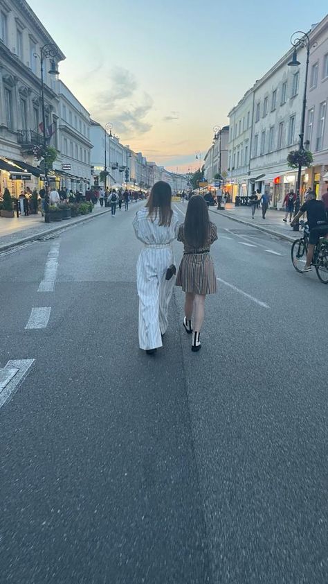 street vibes with a beautiful sky Aesthetic Mum And Daughter, Mother Daughter Travel Aesthetic, Rich Mom And Daughter Aesthetic, Mom And Daughter Travel Aesthetic, Mom And Daughter Shopping, Mother And Teenage Daughter Aesthetic, Mom Best Friend Aesthetic, Mum Daughter Aesthetic, Mom Daughter Aesthetic Older