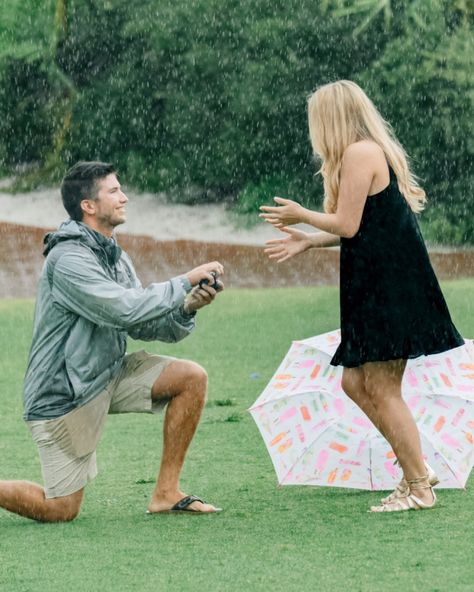 Dreamy Proposal, Summer Proposal, Anniversary Quotes For Couple, Proposal Inspiration, Engagements Pictures, Best Wedding Proposals, Best Proposals, Couples Travel, Under The Rain