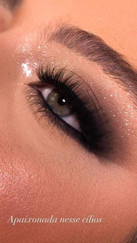 Smokey Eye Stage Makeup, Hoco Makeup Ideas Black Dress, Black Sparkly Dress Makeup, Hoco Makeup Black Dress, Prom Makeup Ideas Black Dress, Black And Gold Quince Makeup, Black Hoco Makeup, Brown And Black Makeup, Black And Gold Smokey Eye