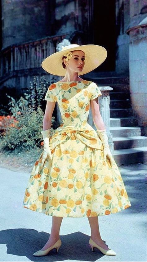 Audrey Hepburn Makeup, Audrey Hepburn Outfit, Kristina Webb, Style Année 60, Audrey Hepburn Photos, 50s Outfits, Givenchy Dress, Fashion 50s, Lana Turner