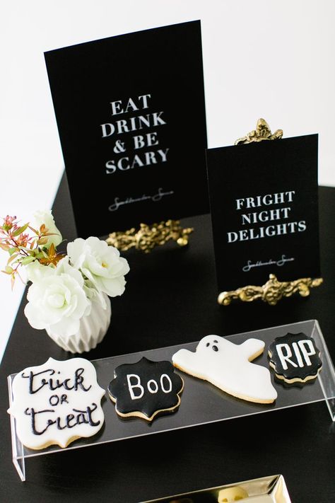 Classy Halloween Party, White Halloween Party, Spooky Cocktails, Halloween Dinner Party, Gold Halloween, Cocktail Party Decor, Black White Halloween, Classy Halloween, Halloween Ball