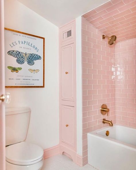 Pink Tile Bathroom, Pink Bathroom Tiles, Girly Bathroom Ideas, Makeover Kamar Mandi, Vintage Pink Bathroom, Elegant Bathroom Decor, Pink Tile, Girly Bathroom, Pink Bathroom Decor