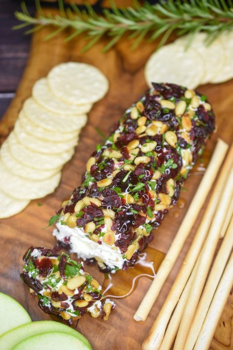 Goat Cheese Christmas Board, Goat Cheese Log Appetizer, Thanksgiving Recipes Appetizers, Goat Cheese Recipes Appetizers, Easy Thanksgiving Recipes Appetizers, Cranberry Goat Cheese, Goat Cheese Log, Savory Dips, Cheese Recipes Appetizers