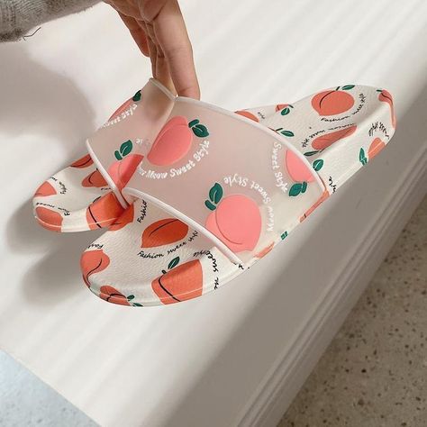 Slipper Aesthetic, Strawberry Slippers, Summer Grunge Outfits, Aesthetic Peach, Fruit Strawberry, Kawaii Fruit, Harajuku Aesthetic, Rubber Slippers, Y2k Outfit Ideas