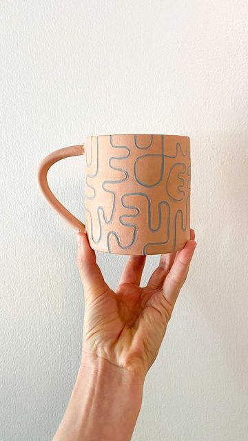 Tess Kress I Nature Inspired Ceramics on Instagram: "Glazing this mug for a fellow artist and now friend that I connected with here on IG. There’s a lot to hate about social media, but the community and connection it can help build is pretty amazing. ✨ #pottery #pottersofinstagram #ceramics #ceramicmug #handmademug #abstractart #abstractpottery #madebyhand #handmadewithlove #coffeelover #tealover" Paint Pottery Bowl, Ceramic Hand Building Ideas, Bowl Glaze Ideas, Mug Designs Painted, Boho Ceramics, Abstract Pottery, Boho Pottery, Amazing Pottery, Diy Keramik