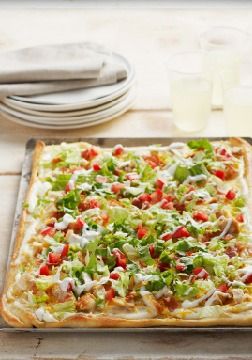 Chicken Club Pizza – Chicken, bacon, lettuce and tomato come together for a deli fave translated into a melty, hot pizza. Get all the flavors of a delicious club sandwich in every bite. Chicken Club Pizza, Savory Recipe, Chicken Club, Pampered Chef Recipes, Supper Recipes, Kraft Recipes, God Mat, Think Food, Chef Recipes