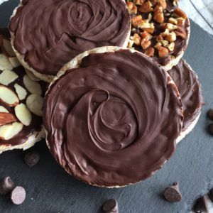 Rice Cake Recipes Healthy, Rice Cakes Toppings, Chocolate Rice Cakes, Rice Cake Snacks, Gluten Free Sandwiches, Rice Cake Recipes, Protein Pudding, Chocolate Coating, Bakery Recipes