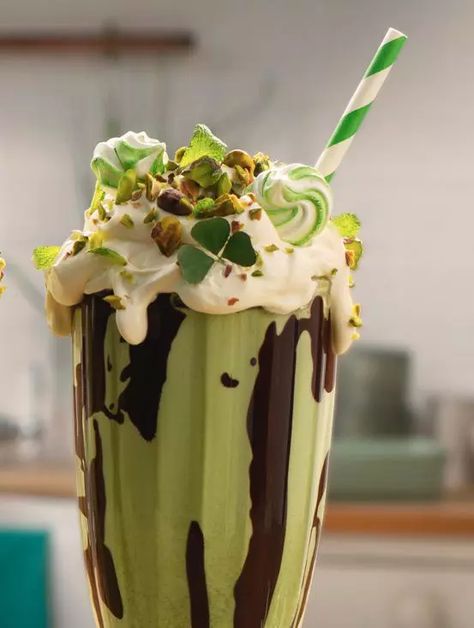 St Patrick’s Day Milkshake Recipe | Baileys US Alcoholic Shakes, Angel Desserts, Bailey Recipes, Baileys Ice Cream, Irish Cocktails, Mint Milkshake, Chocolate Museum, Easter Egg Filling, Baileys Original Irish Cream