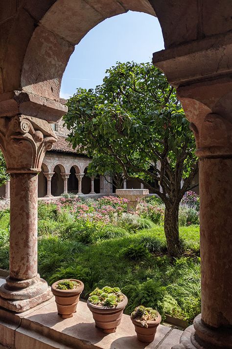 Cloisters Nyc, Met Cloisters, Conservatory Garden, Spring In New York, Nyc Summer, Arch Decoration, Medieval World, The Cloisters, Urban Setting