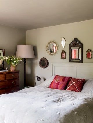 Farrow & Ball colour curator Joa Studholme's house in Somerset Farrow And Ball Bedroom, Breakfast Room Green, Pavilion Grey, Farrow Bal, Victorian Room, Historic Colours, Traditional Paint, Farrow And Ball Paint, Cosy Spaces