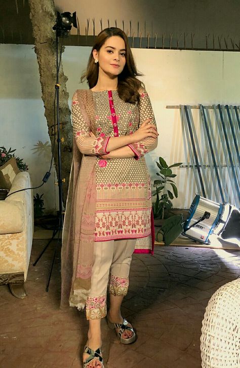 Minal khan Dress Designs Simple, Simple Casual Dress, Pakistani Casual Wear, Dress Designs For Girls, Kurtis Design, Green Aesthetics, Eastern Wear, Stylish Kurtis, Minal Khan