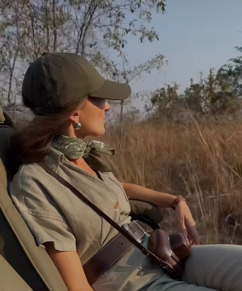 @laurandnicolas Namibia Travel Outfit, Female Safari Outfit, Safari Honeymoon Outfit, Safari Outfit Women Africa Style, Explorer Outfit Adventure, Africa Vacation Outfit, Jungle Safari Outfit Women, Safari Look Outfits, Safari Outfit Women Africa