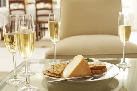 Pairing the best cheese with champagne is one of life's pleasures. These five kinds of cheese pair especially well with sparkling wines. Purine Diet, Bland Diet, How To Cook Pancakes, Kinds Of Cheese, Cheese Pairings, Ice Wine, Wine And Cheese, Best Cheese, Foods To Eat