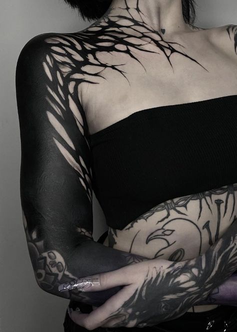 Creative Black Out Tattoo, Sleeve To Neck Tattoo, All Black Sleeve Tattoo, Feminine Blackout Tattoo, Black Vein Tattoo, Black Out Arm Tattoo Women, Slave Tattoo Design, Full Black Arm Tattoo, Black Out Shoulder Tattoo