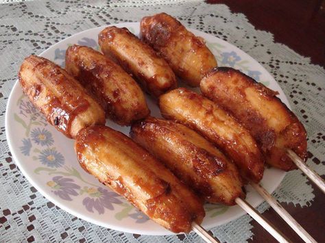 A Banana cue or Banana Q is a popular snack food in the Philippines, made with deep fried bananas coated in caramelized brown sugar. Filipino Appetizers, Deep Fried Bananas, Filipino Street Food, Fruits And Vegetables Pictures, Fish Balls, Fried Bananas, Popular Snacks, Filipino Desserts, Street Foods