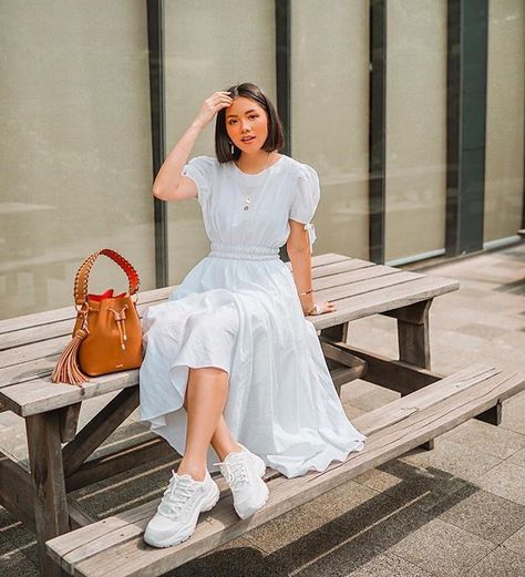 White Sneakers Outfit, 여름 스타일, Chique Outfits, Foto Tips, Modest Wear, Ținută Casual, Modieuze Outfits, Summer Dress Outfits, Cute Summer Dresses