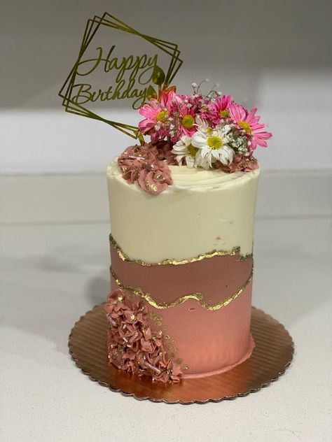 #rosegoldcake #goldencake #cakedecorating #cakedesign #tallcake #faultlinecake #flowercake #buttercream Rose Gold Buttercream, Gold Buttercream, Rose Gold Cake, Golden Cake, Tall Cakes, Flower Cake, Butter Cream, Cake Decorating, Rose Gold