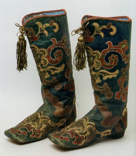 Tatar boots Historical Shoes, Folk Clothing, Russian Folk, Folk Dresses, Russian Fashion, Historical Costume, Folk Costume, Fantasy Clothing, Fantasy Fashion