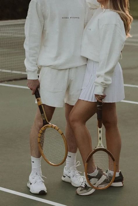 Tennis Court Photoshoot, Mode Tennis, Country Club Aesthetic, Tennis Photoshoot, Tennis Aesthetic, Tennis Life, Clubbing Aesthetic, Vintage Tennis, Sports Aesthetic