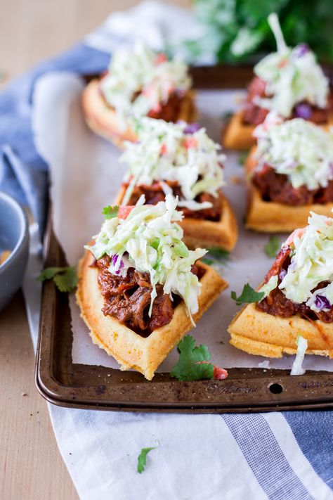 Pulled Pork Cornbread, Bbq Cornbread, Cornbread Waffle, Waffle Sliders, Cornbread Waffles, Savory Waffles, Football Food, Waffle Recipes, Party Food Appetizers