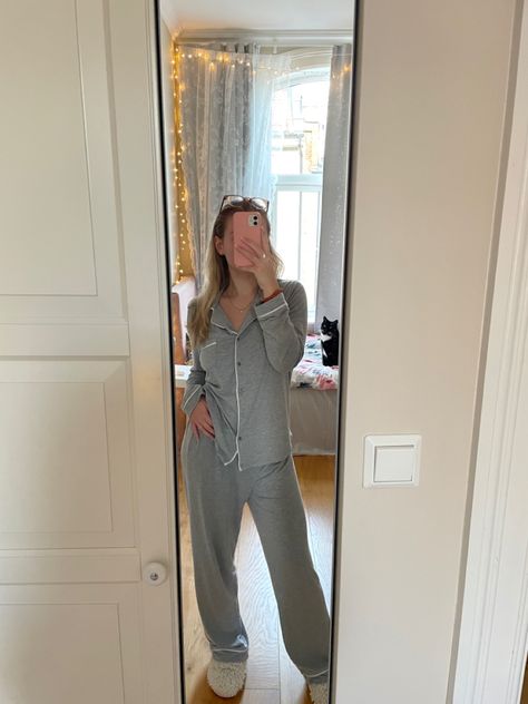 Sleep Wear Aesthetic, Grey Pyjamas, Cozy Pyjamas, Fluffy Pjs, Homebody Aesthetic, Pjs Winter, Pyjamas Winter, Fluffy Pajamas, Cosy Outfits