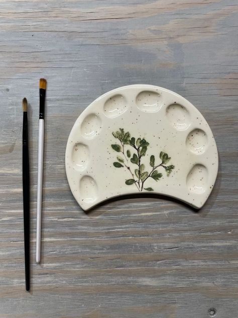 Ceramic Paint Tray, Diy Clay Paint Palette, Ceramic Paint Palette Ideas, Clay Projects Ideas Ceramic Art, Clay Paint Pallet, Easy Ceramics Ideas, Easy Ceramics, Beginner Clay Projects, Pottery Easy