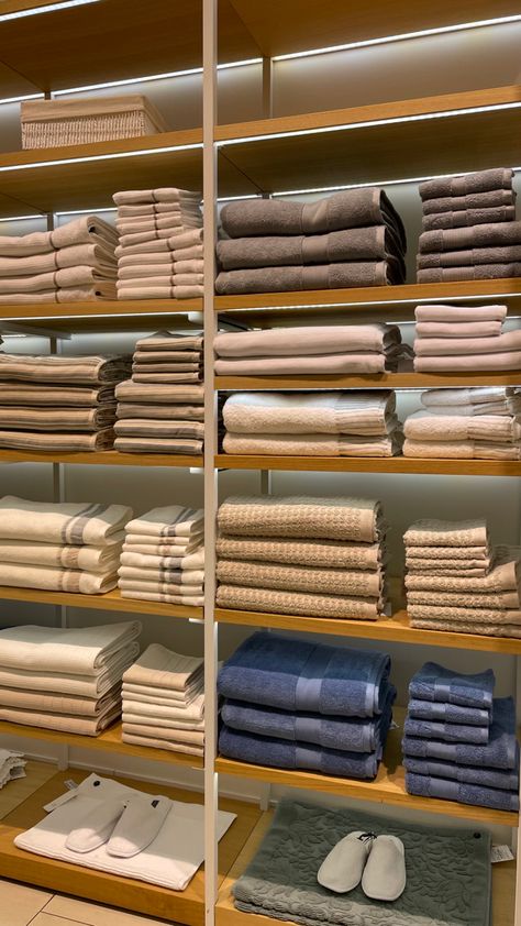 zara home Linen Closet Design, Hotel Toiletries, Kardashian Home, Spa Interior Design, Bookcase Lighting, Bed Interior, Lounge Interiors, Linen Cupboard, Water House