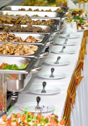 (If you have lots of food, a short buffet line, and all uniform and nice chafers - this is nice - BG) Katering Pernikahan, Buffet Table Wedding Receptions, Backyard Wedding Food, Backyard Bbq Wedding, Reception Buffet, Buffet Wedding Reception, Diy Wedding Food, Wedding Buffet Food, Catering Buffet